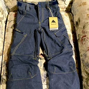 Youth Boys Burton snow pants sized small. NWT